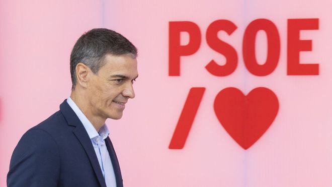 Pedro S�nchez llegando a una reuni�n de la comisi�n ejecutiva del PSOE.