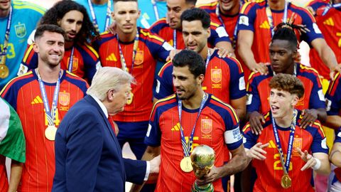 Rodi aparta a Trump momentos antes de levantar el trofeo de campeones del mundo.