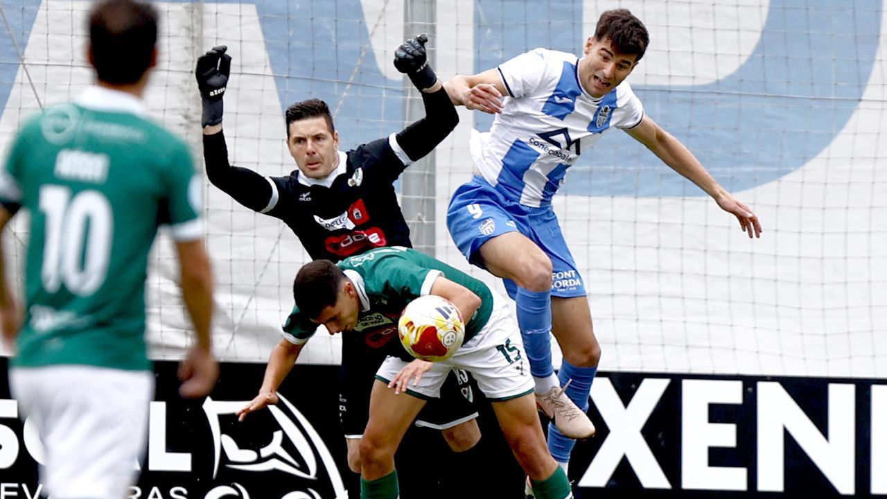 La efectividad del Atlético Baleares destroza al Coruxo (0-3)