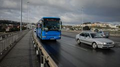 Bus interurbano cruzando el puente de A Pasaxe, A Corua. 