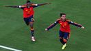 Ferran Torres y Nico Williams celebran el gol del valenciano que dio a Espa�a el t�tulo.