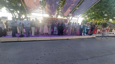 Las autoridades subieron al palco para brindar con vino de la Ribeira Sacra