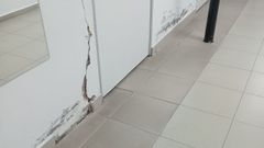 Imagen de las grietas y desconchados que hay en la piscina de Cambados