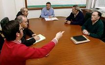 Marcos Trigo, Manuel Andrade, Xos� Regueira, Jos� Antonio Vi�a, Luis Lamas y Juan Carlos Castro, en la reuni�n de ayer, a la que se incorpor� m�s tarde el popular Miguel Ferreiro.