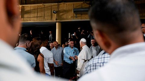 El papa Le�n XIV saluda a los presos de la prisi�n.