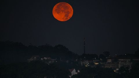 La luna, a las siete de la mañana del sábado en Cambados.