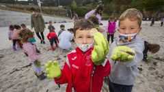 Ni�os laracheses limpiaron la playa de Cai�n