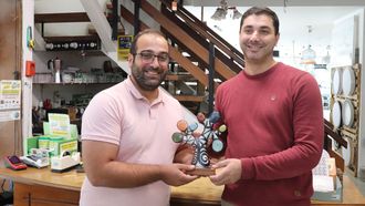 Surez-Puerta le entrega el premio a lvaro Martnez, responsable de Bazares de Oujo.