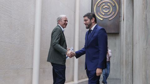 Los l�deres del PP en Arag�n, Jorge Azc�n, y de Vox, Alejandro Nolasco, se saludan en los pasillos de las Cortes en una imagen de archivo