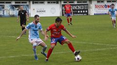 Osian controla un bal�n ante la vigilancia de un rival