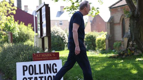 Un hombre se dirige a su colegio electoral en Cambridge