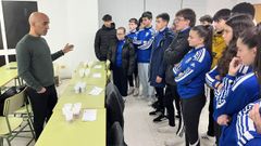 Luis Casais imparti� el taller a los deportistas.