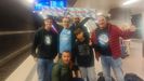 ngel Danis, con la bufanda de A Tapa Celeste, y sus acompaantes en el viaje.