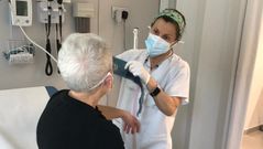 La doctora Mar Terceiro, con un paciente en el ambulatorio de O Port�dego, en Culleredo