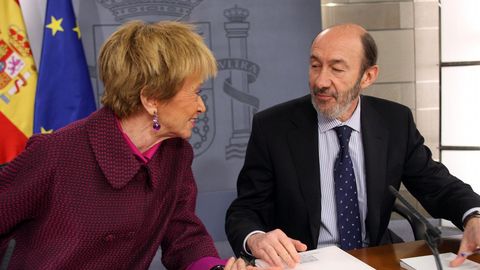 Rubalcaba como ministro del Interior en el 2010 junto a la vicepresidenta Teresa Fernndez de la Vega