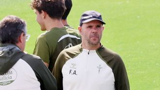 El entrenador del Celta Fortuna, Fredi �lvarez, en un entrenamiento.