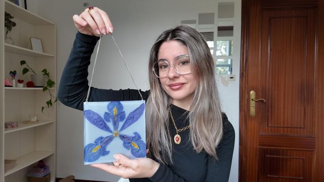 Sara Blanco con uno de sus &uacute;ltimos trabajos y luciendo uno de sus collares