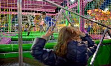 Los feriantes de las atracciones infantiles quieren trabajar dos d�as m�s en Padr�n.