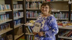 Teresa Bat�n, co seu libro preferido, �Memorias dun neno labrego�, de Neira Vilas