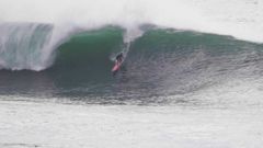Surfeando olas gigantes en un lugar secreto de Galicia