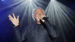 TOM JONES DURANTE SU CONCIERTO EN SANTIAGO DEL 2012