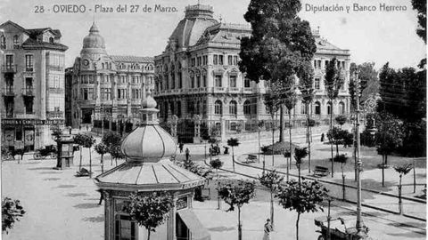 Edificios de la Junta General del Principado de Asturias y el Banco Herrero, en una imagen antigua de Oviedo