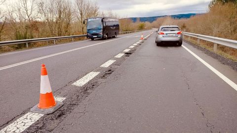 El carril ha sido delimitado con conos de se�alizaci�n para indicar que en este tramo no se puede circular