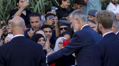 El rey Felipe VI saluda a vecinos tras su visita al cementerio musulm�n de Sidi Embarek