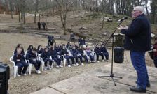 Lu�s Gonz�lez Tosar dirix�ndose aos participantes nos actos da Insua dos Poetas. 