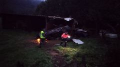 Efectivos del GES acudieron al lugar del accidente, en la carretera AC-102