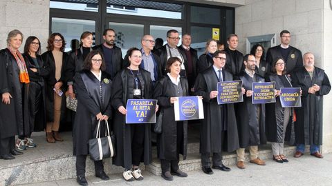 Abogados se concentraron en el 2023 en Ribeira para mostrar su apoyo a la huelga.