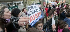 Las familias se concentran cada d�a ante el centro para apoyar la protesta de dejar a los ni�os en casa. 