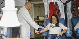 Una joven dona su sangre en la tarde de ayer en la unidad m�vil ubicada en Carballo. 