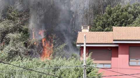 Llamas del incendio registrado la pasada noche en el Monte Naranco de Oviedo