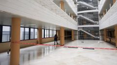 El pasillo central al que dan las consultas de Psicolog�a se ha tenido que balizar para evitar el riesgo de ca�da
