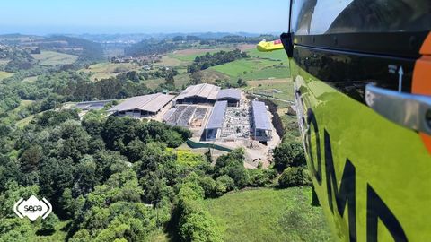 Tres personas han fallecido y otras tres han resultado heridas de diversa consideracin al colapsar este jueves la techumbre de una nave ganadera ubicada en el concejo asturiano de Coaa