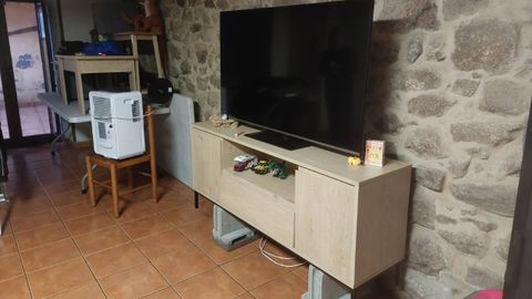 Muebles levantados en una casa de Lamas