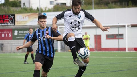 Partido disputado entre el Oza, de Tercera, y el Cabana, de Segunda, en un torneo en Carballo