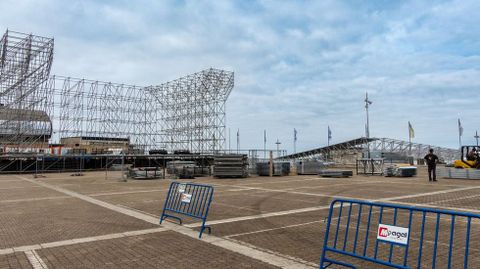 Montaje del escenario del concierto de Juan Luis Guerra en la Praza do Mar, en Sanxenxo