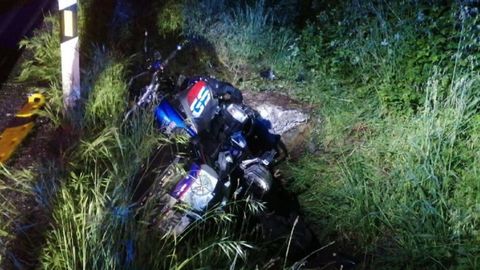 El motorista se sali de la va tras chocar contra un jabal en la N-6.