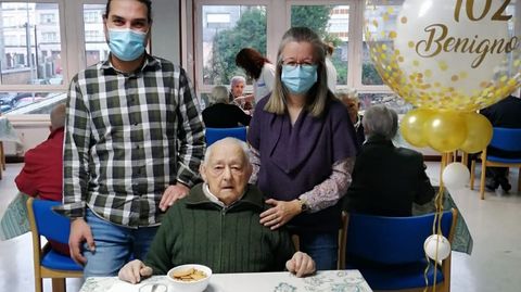 Benigno D�az, na s�a festa de cumpreanos, xunto co novo director da residencia e a s�a predecesora