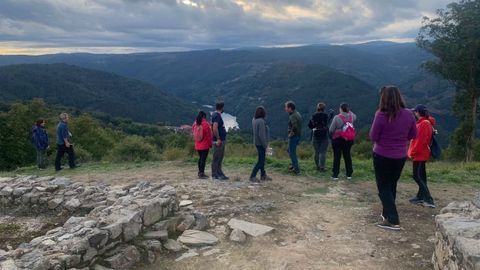 Visitantes en el castro de Arxeriz, en O Saviao, en una actividad encuadrada en el programa turstico de otoo organizado el ao pasado por el consorcio de la Ribeira Sacra