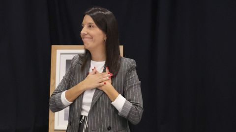 PLENO MOCION DE CENSURA EN EL CONCELLO DE RIBEIRA, DONDE LUIS PEREZ BARRAL ALCALDE DEL BNG CEDE EL BASTON DE MANDO A LA NUEVA ALCALDESA MARIA JOSE SAMPEDRO CANDIDATA DEL PP, PRIMERA MUJER EN ESTE PUESTO.