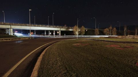 FOTOGRAFIA NOCTURNA DE LA ILUMINACION DEL ACCESO / SALIDA DE LA AUTOVIA A6 (A-6) EN A CAMPI�A (CARRETERA N-640)