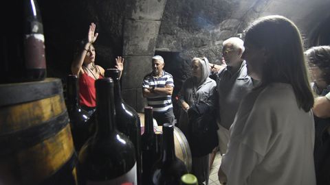 Cristina Vzquez explic a los participantes en la visita los secretos de la elaboracin