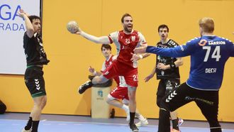 Javi Rodr�guez ejecuta un lanzamiento en el duelo entre el OAR Coru�a y el Rebi Cuenca.