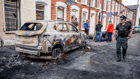Un polic�a inspecciona una calle arrasada en el �rea de Templemore