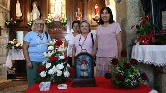Pilar Mari�o, Mar�a Encarnaci�n V�zquez, Guillermina Lojo y Chelo Gonz�lez fueron las vecinas encargadas de la puesta a punto de la iglesia para San Ram�n Pequeno de Bealo