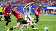 Lionel Messi avanza perseguido por varios rivales.