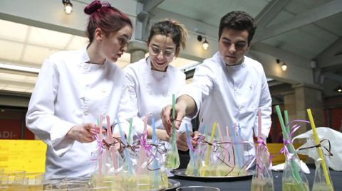 Actividad de los alumnos del CIFP Carlos Oroza en la plaza de abastos de Pontevedra